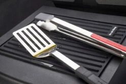 Broil King Silicone Side Shelf Mat 5 Broil King Silicone Side Shelf Mat -BBQ Kingdom BK 60009 lifestyle 02 900x601 84672.1675424067